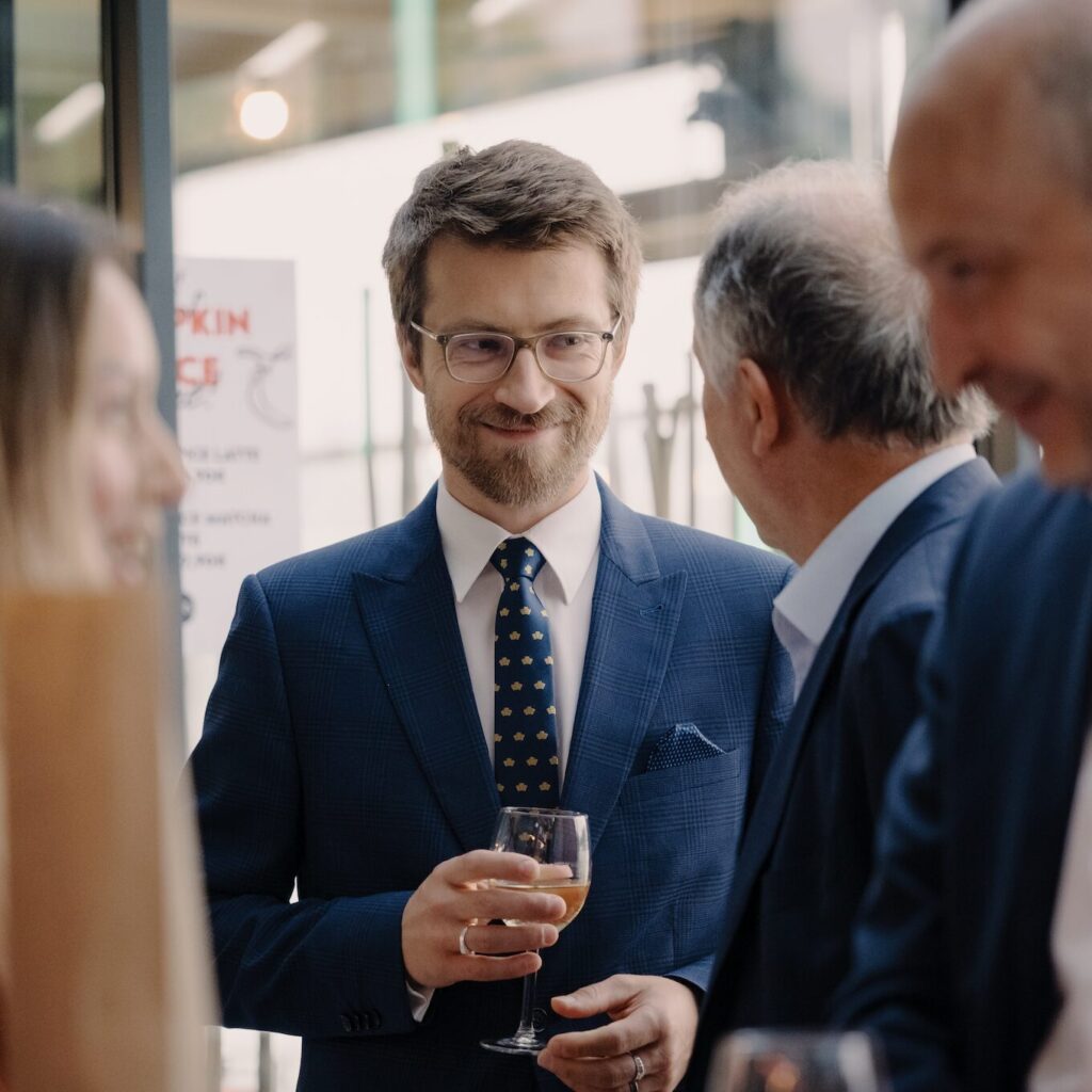 kravata kolégia, merch, kolégium antona neuwirtha