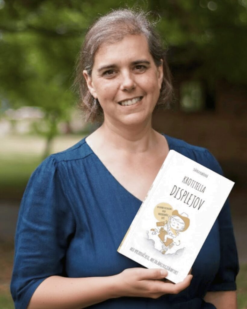 Autorka Slávka Kubíková s úsmevom drží v ruke svoju úspešnú knihu Krotitelia displejov.