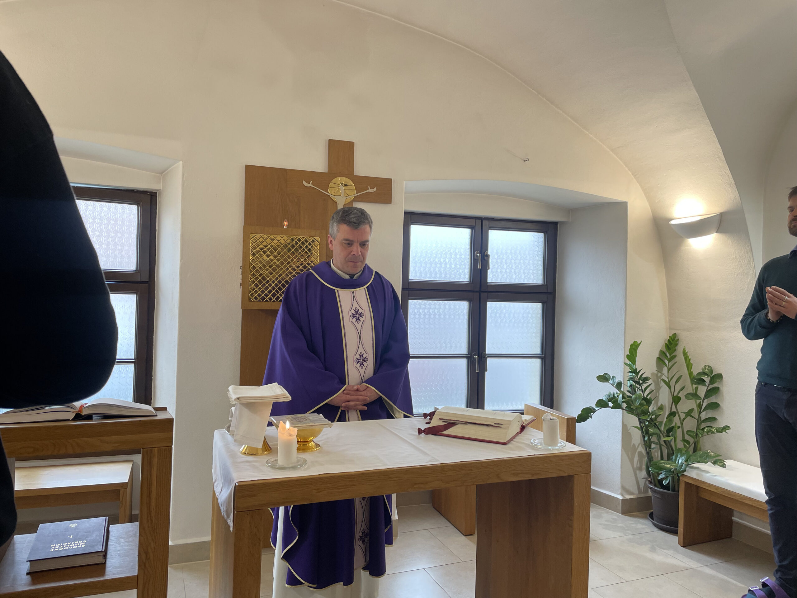 Od prázdnych dlaní k „zlatým“ ranám: Veľkonočná cesta kňazstva, ktoré žijeme doma