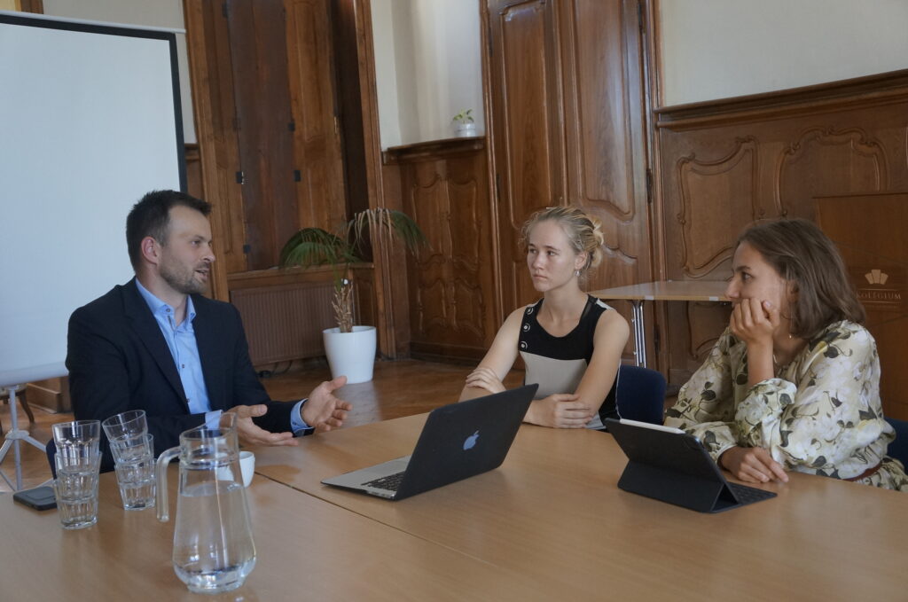 študenti na diskusii o zákonoch v Kolégiu Antona Neuwirtha počas Letnej univerzity