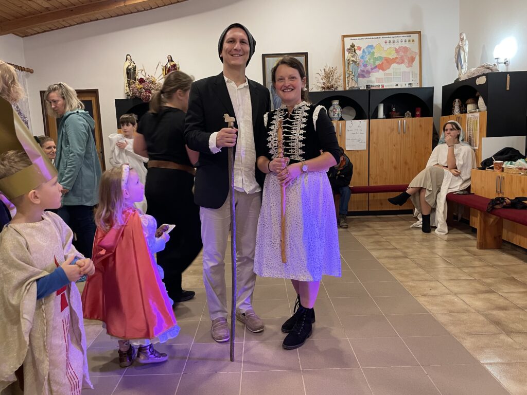 Daniel Fiala s manželkou na oslave všetkých svätých vo farnosti 2025