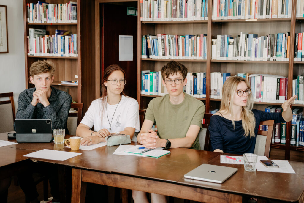 študenti na diskusnom seminári na Letnej univerzite v Kolégiu Antona Neuwirtha