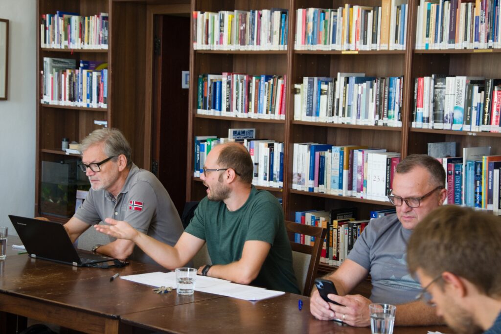diskusia mužov na seminári v knižnici na víkendovom pobyte Byť mužom 2026